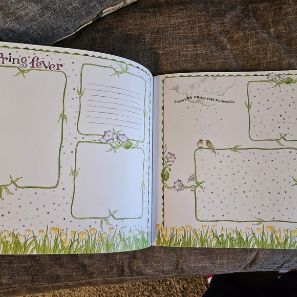 4 Seasonal Scrapbooks - Picture 10 of 11